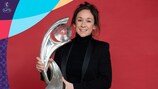 Nadine Kessler avec le trophée de l’EURO féminin de l’UEFA.