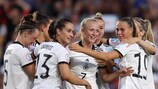  Lea Schuller esulta con le compagne dopo il secondo gol della Germania