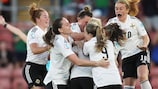 Julie Nelson, da Irlanda do Norte, é felicitada após tornar-se na mais velha jogadora a marcar um golo no torneio contra a Noruega
