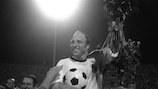 Uwe Seeler wird nach seinem letzten Länderspiel für die BRD im September 1970 gefeiert.