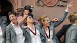 Linda Bresonic, Inka Grings e Simone Lauder celebrano la vittoria della Germania nel 2009