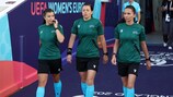 Monzul junto a sus asistentes en un partido de la EURO Femenina 2022