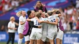 England feiert das erste Tor von Ella Toone im Finale