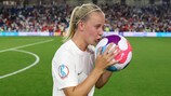 Beth Mead festeja após assinar um "hat-trick" na vitória da Inglaterra sobre a Noruega por 8-0