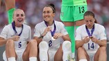 Les trois Anglaises Alex Greenwood, Lucy Bronze et Fran Kirby avec leurs médailles de vainqueurs de l'EURO 2022