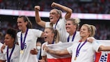 Las jugadoras de Inglaterra celebran el título logrado en 2022