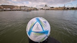 Der offizielle Spielball des UEFA-Superpokals 2022 im Olympiastadion Helsinki, abgebildet im Hafen der finnischen Hauptstadt.