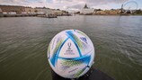 El balón oficial del partido fotografiado en el puerto de Helsinki antes de la Supercopa de la UEFA 2022 en el Estadio Olímpico.