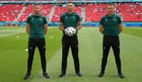 Michael Oliver ze swoimi asystentami Simonem Bennettem i Stuartem Burtem przed występem na UEFA EURO 2020