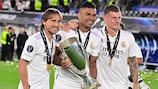  Luka Modrić, Casemiro and Toni Kroos pose with the trophy