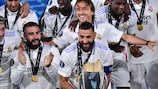 Real Madrid reckt den Pokal in die Höhe