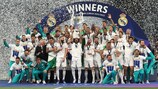 O Real Madrid festeja com o troféu ganho em 2022