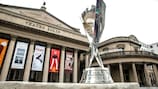 A Taça Intercontinental de Sub-20 exposta em frente ao Teatro Solis, em Montevideu