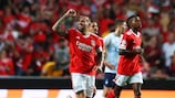 Nicolas Otamendi célèbre son but qui propulse Benfica vers la phase de groupes