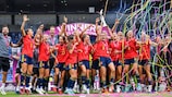 Spaniens Kapitän Ariadna Mingueza mit dem Pokal nach dem Sieg gegen Norwegen