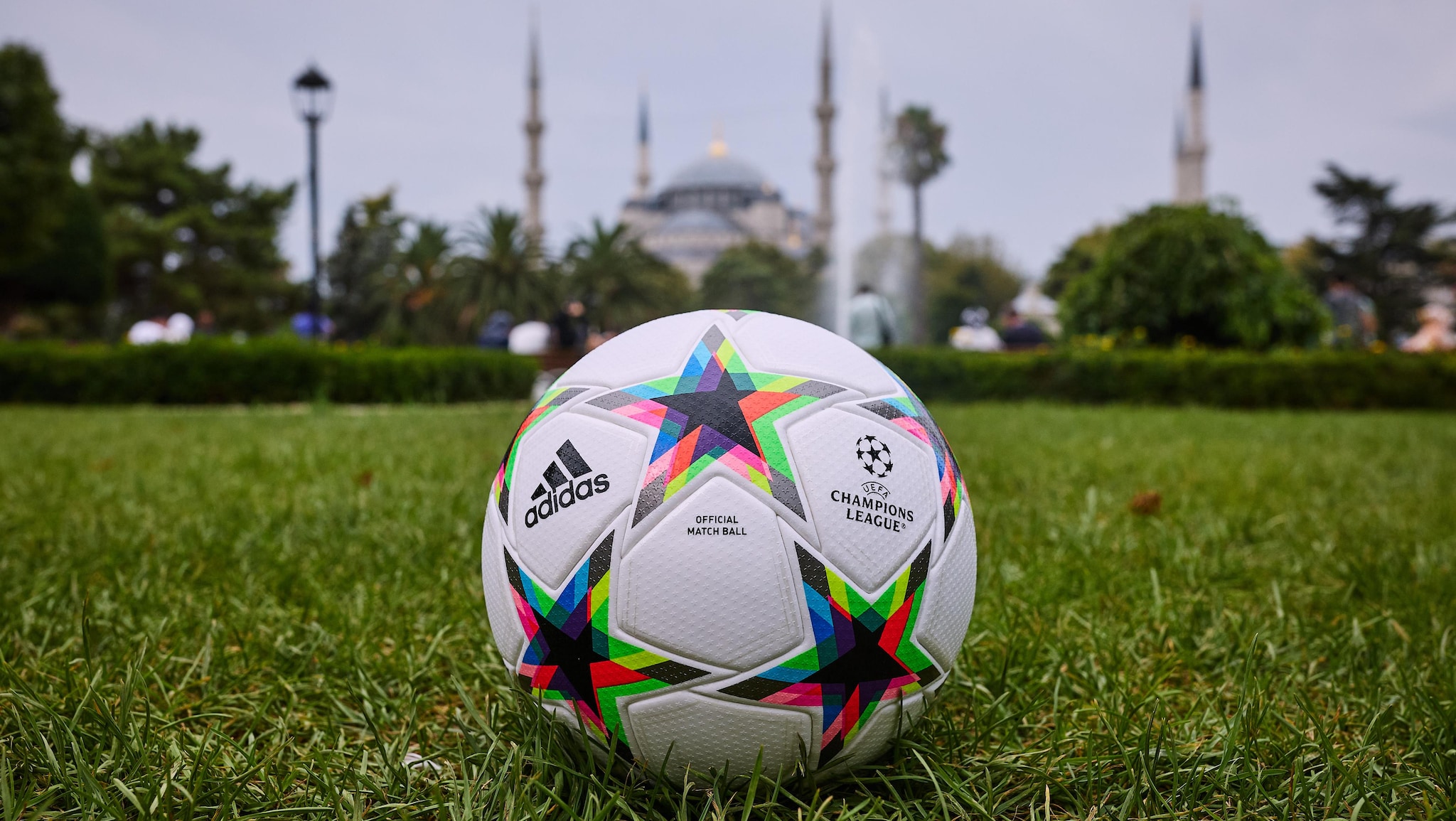 Bola da final da Champions League 2022-2023, em Istambul, é