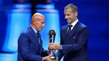 Arrigo Sacchi recebe o Prémio Presidente da UEFA das mãos de Aleksander Čeferin