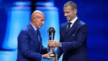 Arrigo Sacchi riceve il Premio del Presidente UEFA