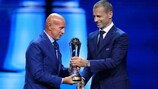Президент УЕФА Александер Чеферин вручает награду Арриго Сакки