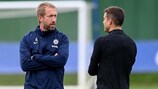 Chelseas neuer Trainer Graham Potter spricht mit Kapitän César Azpilicueta