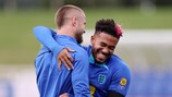 Reece James e Eric Dier partilham uma piada no treino, mas a Inglaterra tem poucos motivos para sorrir