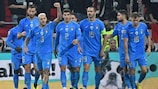 Il difensore dell'Italia, Federico Dimarco, festeggia con i compagni della nazionale dopo aver segnato il 2-0 sul campo dell'Ungheria in UEFA Nations League