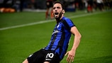 Hakan Çalhanoğlu esulta: con un suo gol, l'Inter ha sconfitto il Barcellona a San Siro in UEFA Champions League