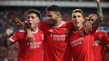 Os jogadores do Benfica festejam o golo do empate frete  ao Paris