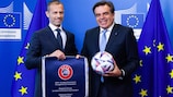 El presidente de la UEFA, Aleksander Čeferin, con el Vicepresidente de la Comisión Europea, Margaritis Schinas.