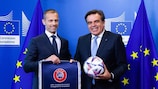 UEFA-Präsident Aleksander Čeferin mit Margaritis Schinas, dem Vizepräsidenten der Europäischen Kommission.
