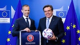 Президент УЕФА Александер Чеферин и вице-президент Европейской комиссии Маргаритис Схинас