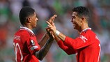 Marcus Rashford viene festeggiato da Cristiano Ronaldo dopo un gol del Manchester United in casa dell'Omonia