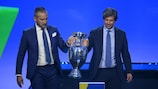 Gianluca Zambrotta und Demetrio Albertini vor der EM-Auslosung mit der Trophäe