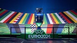 O prémio final, a Taça Hneri Delaunay, exibida antes do sorteio da qualificação do UEFA EURO 2024 em Frankfurt