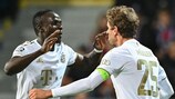 Sadio Mané und Thomas Müller bejubeln das zwischenzeitliche 2:0 für die Bayern 