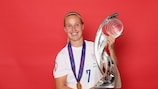 Beth Mead avec le trophée de l'EURO féminin