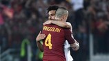 Radja Nainggolan und Mo Salah nach dem Duell Liverpool gegen Roma
