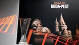 Il trofeo della UEFA Europa League prima del sorteggio