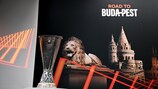 O troféu da UEFA Europa League em exibição durante a cerimónia do sorteio