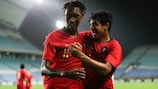 Olívio Tomé (à esquerda) festeja após marcar um dos golos de Portugal na fase de qualificação