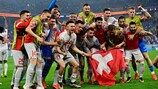 A Suíça celebra o triunfo por 3-2 sobre a Sérvia e o apuramento para os oitavos-de-final