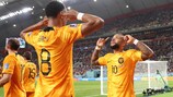 Memphis Depay celebra com Cody Gakpo o seu golo pelos Países Baixos nos oitavos-de-final 