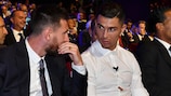  Cristiano Ronaldo et Lionel Messi en discussion à l'occasion du tirage au sort de la phase de groupes