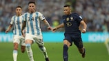 Argentiniens Enzo Fernández im Duell mit Frankreichs Kylian Mbappé während des Endspiels der WM