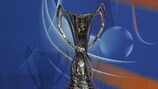 O troféu em disputa na UEFA Women's Champions League