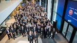 Gruppenfoto vom Medizinischen Symposium der UEFA in Frankfurt am Main (2023).