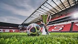 El balón oficial de los octavos de final de la UEFA Women's Champions League 2022/23 junto al trofeo en el PSV Stadium de Eindhoven, sede de la final de esta temporada.
