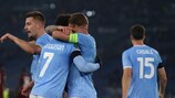 I giocatori della Lazio festeggiano il decisivo gol del capitano, Ciro Immobile, contro il Cluj