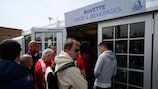 Los aficionados hacen fila para tomar un refresco en la fase final de la UEFA Youth League en Nyon, Suiza.