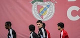 Antonio Silva (C) arriva all'allenamento con il Benfica lunedì